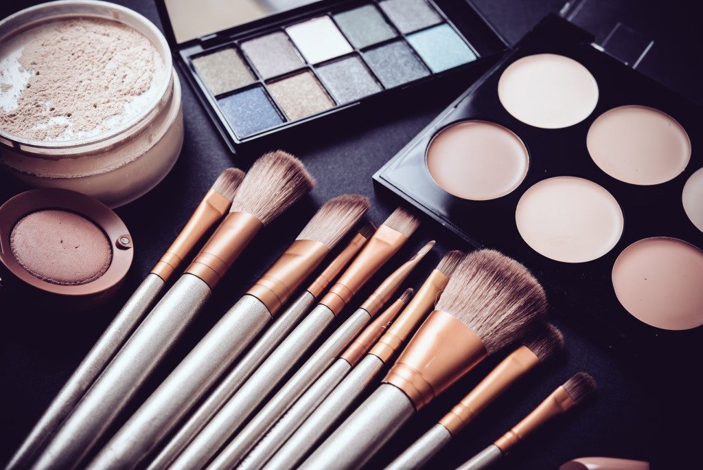 Professional makeup brushes and tools