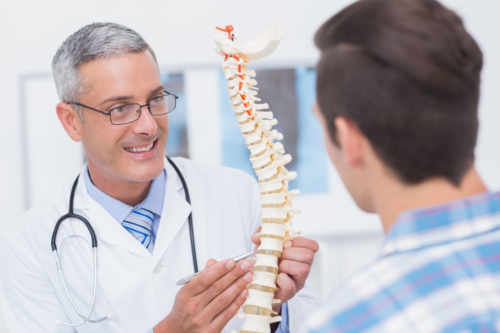man visiting a chiropractor